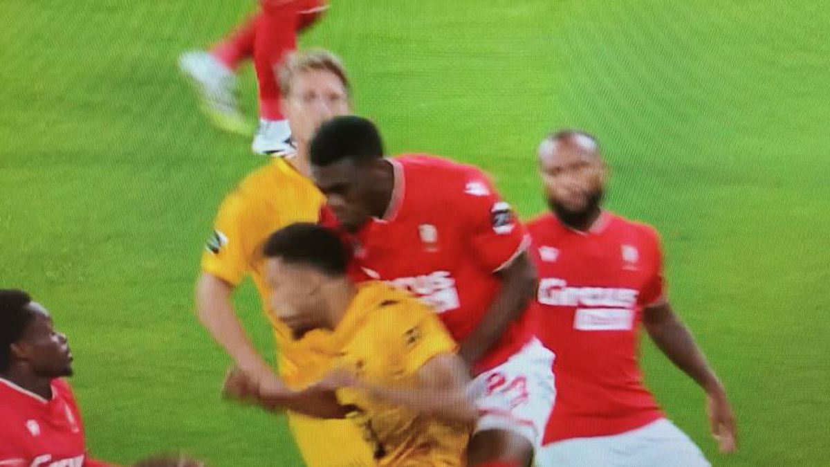 Josue Homawoo, accidentare urâtă în Standard Liege - Mechelen