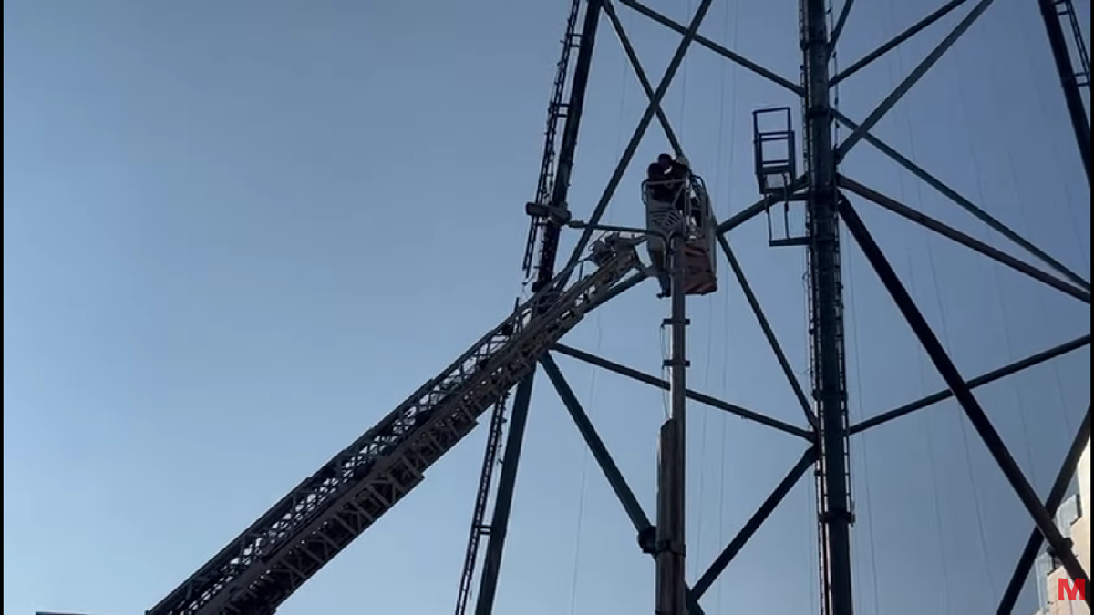 Bărbatul a fost convins de negociatori să coboare de pe nocturna stadionului din Liga 2 după 6 ore!