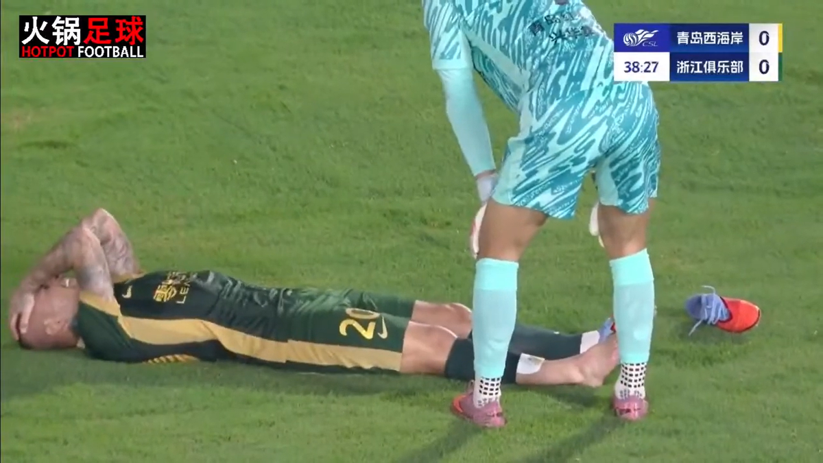 Alexandru Mitriță s-a accidentat în China: a urlat pe teren, și-a pus mâinile în cap și a ieșit cu targa