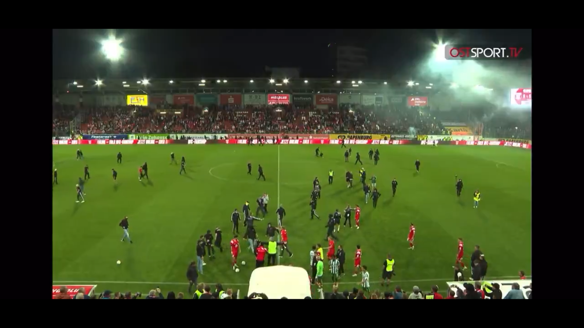 Haos la derby-ul din Germania » Ultrașii i-au atacat pe fotbaliști, poliția a intervenit și a urmat o bătaie generală