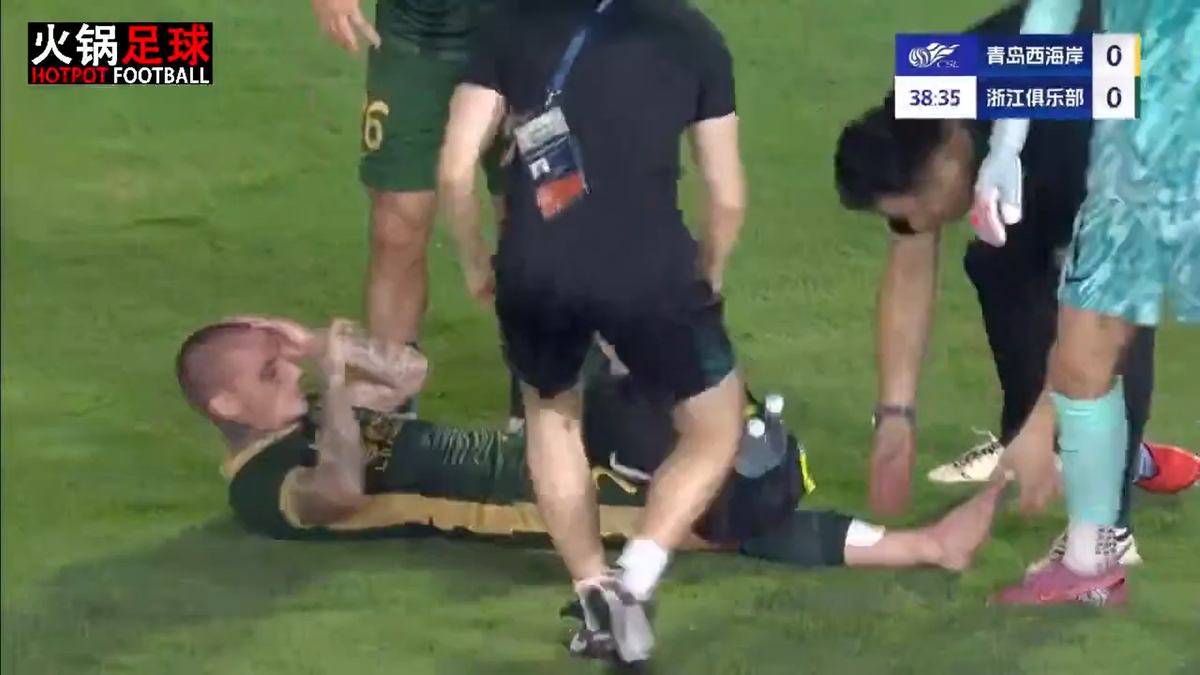 Alexandru Mitriță s-a accidentat în China: a urlat pe teren, și-a pus mâinile în cap și a ieșit cu targa