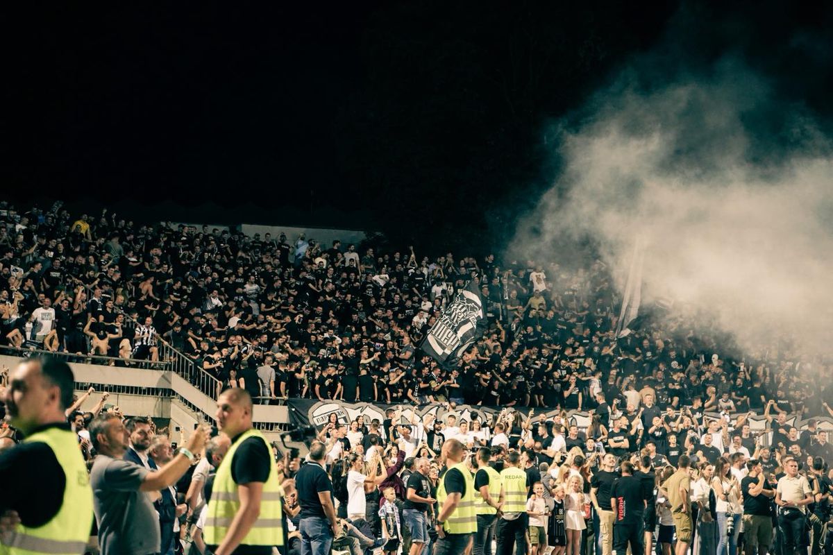 Fanii lui Partizan Belgrad nu se dezmint: torțe și atmosferă incredibilă în timpul unui meci disputat în aer liber, pe Stadionul Tasmajdan