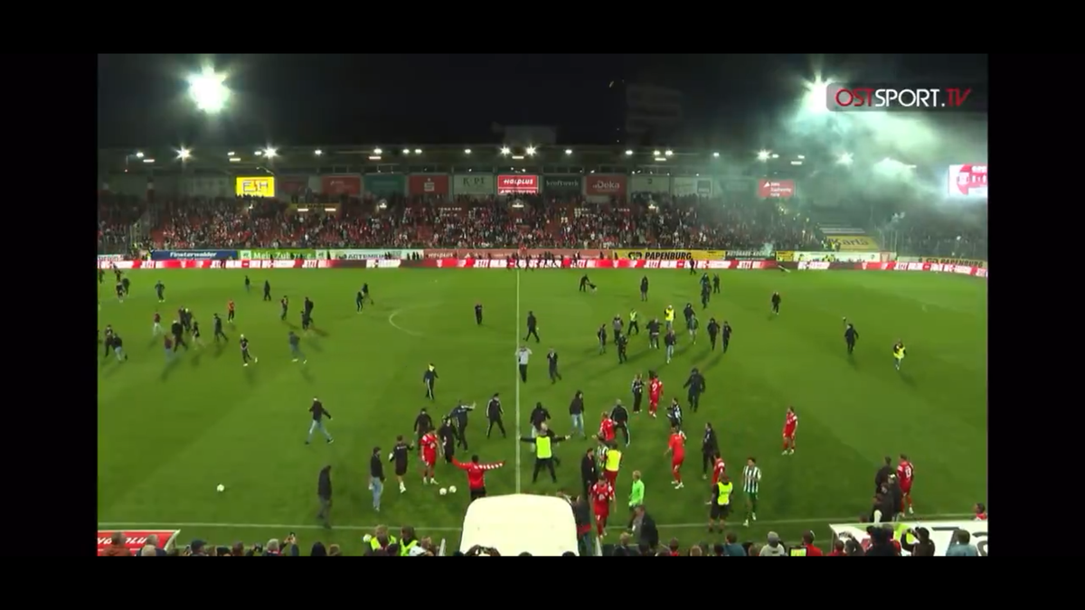 Haos la derby-ul din Germania » Ultrașii i-au atacat pe fotbaliști, poliția a intervenit și a urmat o bătaie generală