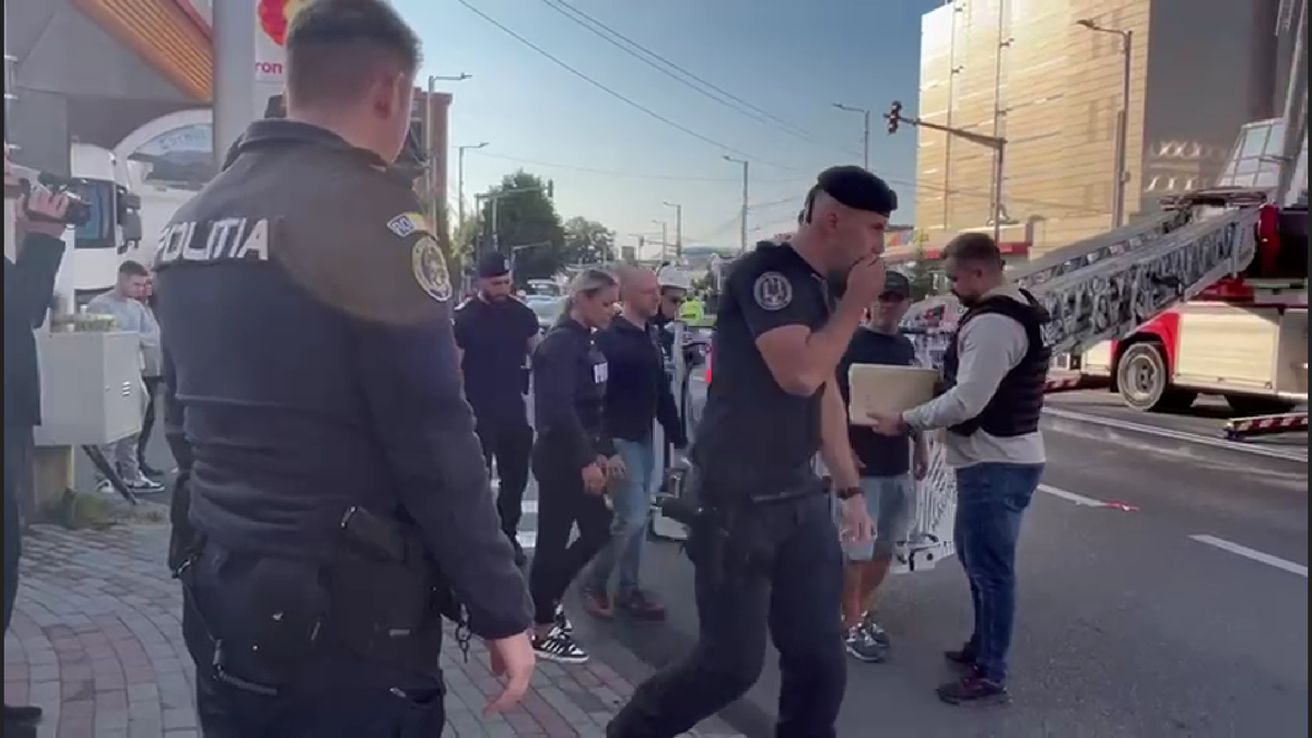 Bărbatul a fost convins de negociatori să coboare de pe nocturna stadionului din Liga 2 după 6 ore!