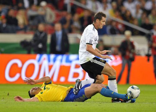 Duel între Lucio și Miroslav Klose în meciul Germania - Brazilia din august 2011 / Foto: Imago