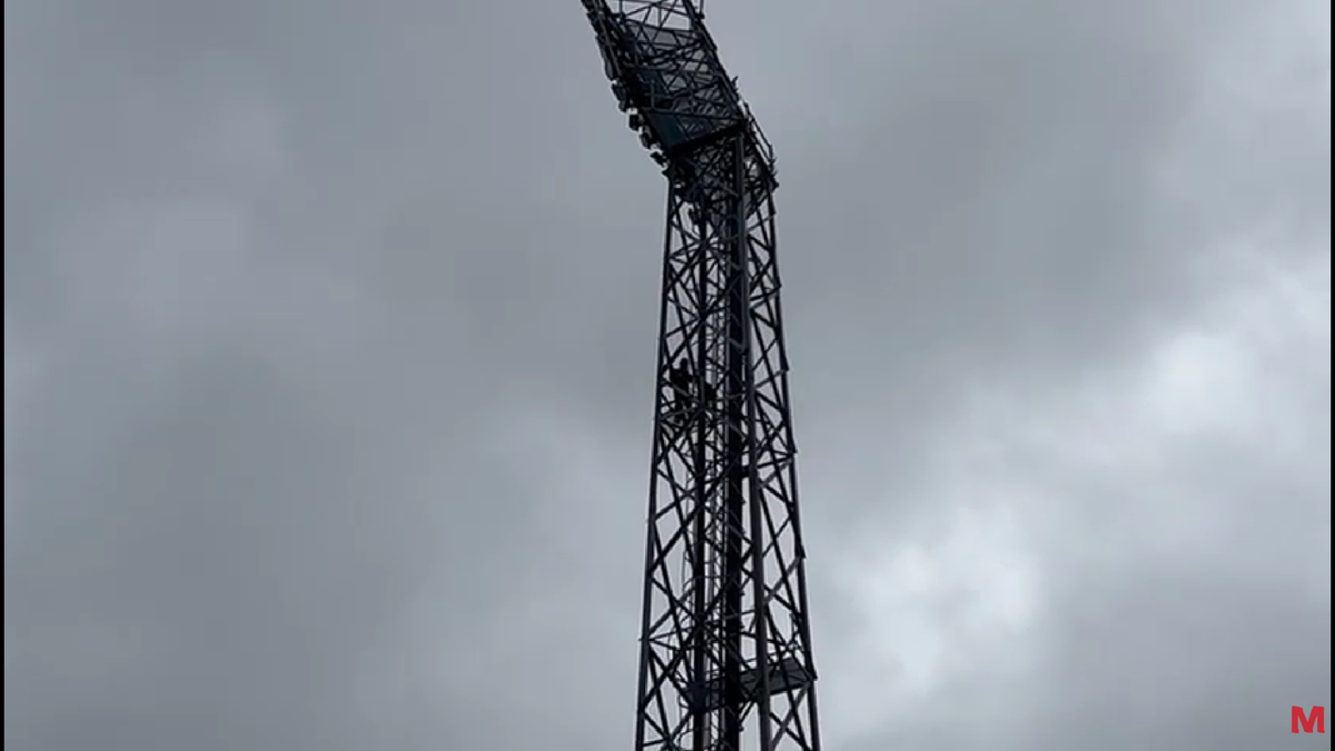 Bărbatul a fost convins de negociatori să coboare de pe nocturna stadionului din Liga 2 după 6 ore!