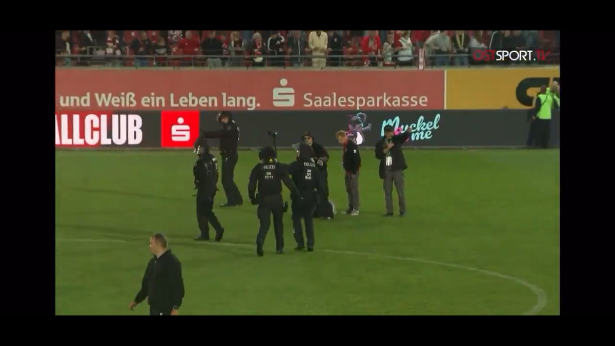 Haos la derby-ul din Germania » Ultrașii i-au atacat pe fotbaliști, poliția a intervenit și a urmat o bătaie generală