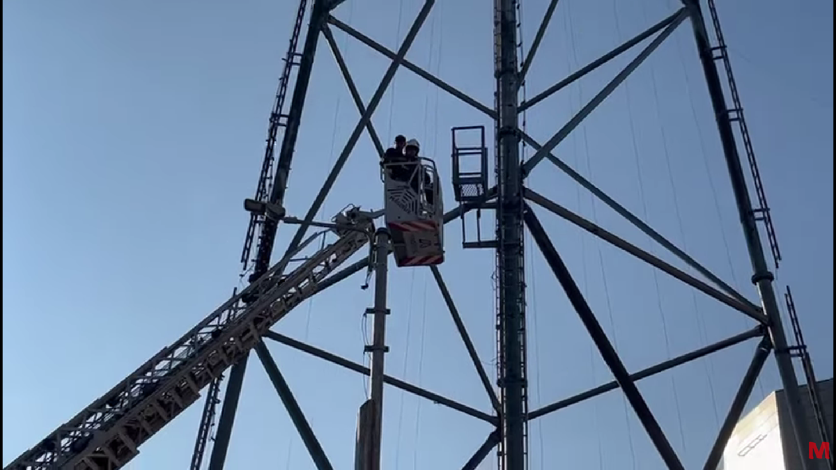 Bărbatul a fost convins de negociatori să coboare de pe nocturna stadionului din Liga 2 după 6 ore!