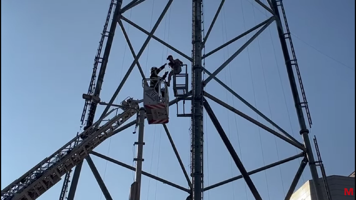 Bărbatul a fost convins de negociatori să coboare de pe nocturna stadionului din Liga 2 după 6 ore!