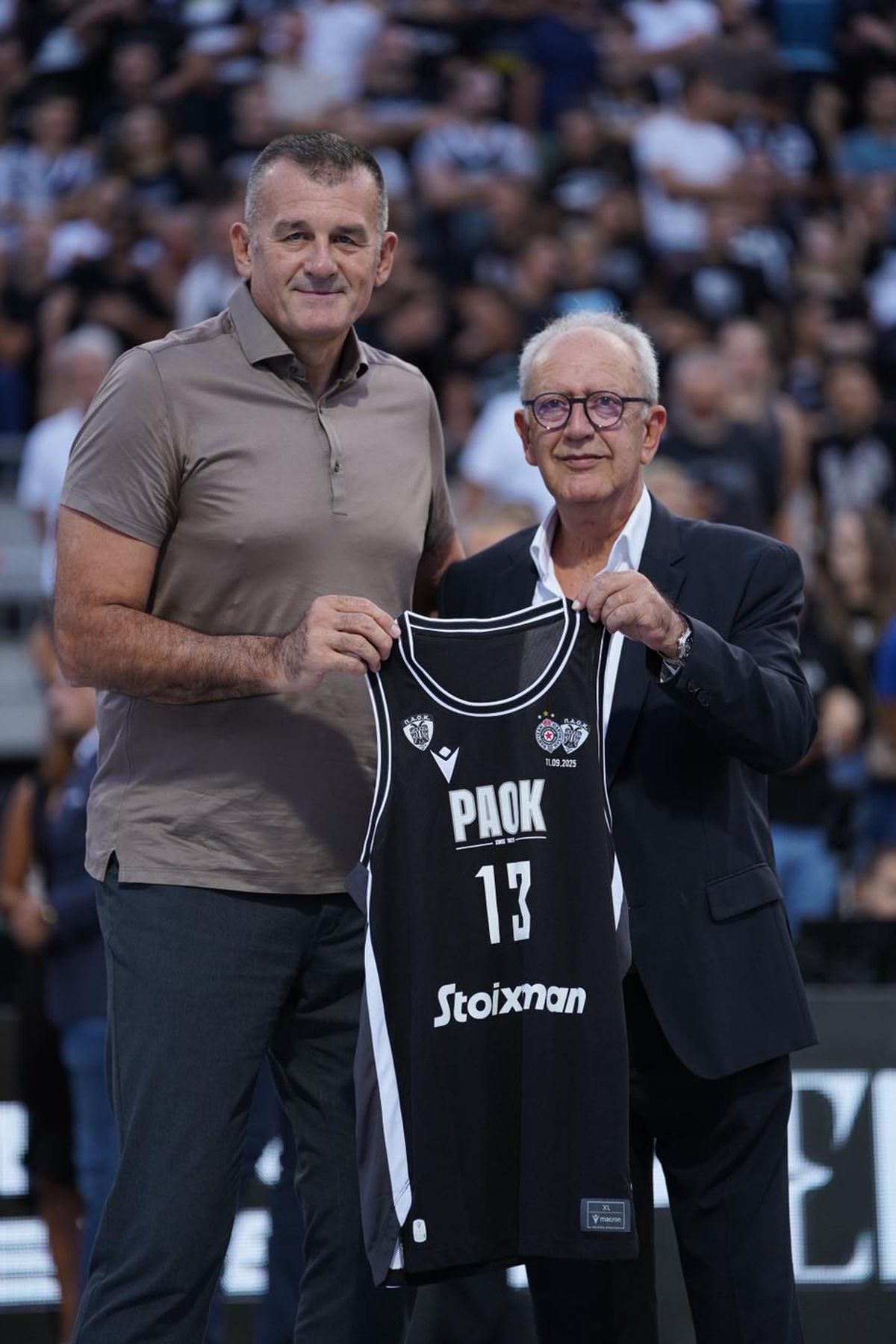 Fanii lui Partizan Belgrad nu se dezmint: torțe și atmosferă incredibilă în timpul unui meci disputat în aer liber, pe Stadionul Tasmajdan