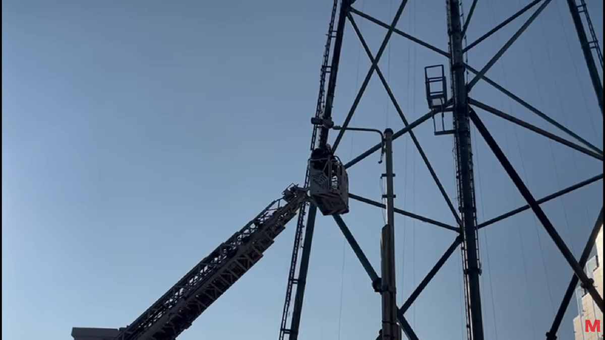 Bărbatul a fost convins de negociatori să coboare de pe nocturna stadionului din Liga 2 după 6 ore!