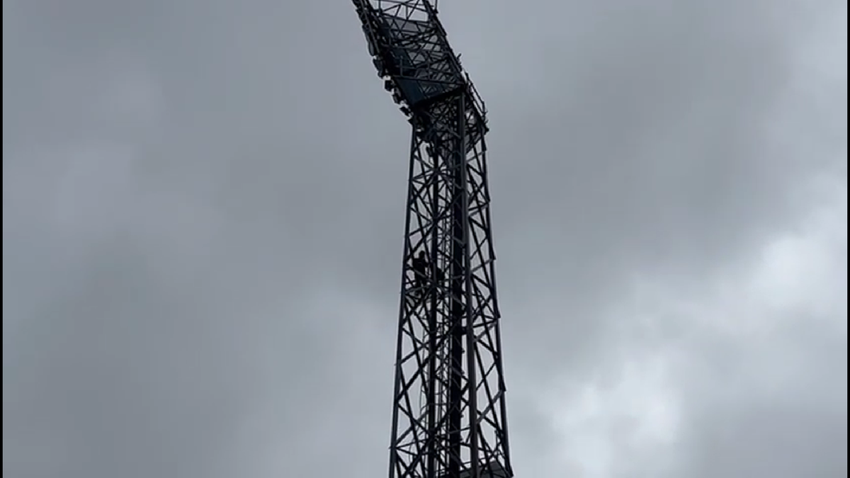 Bărbatul a fost convins de negociatori să coboare de pe nocturna stadionului din Liga 2 după 6 ore!