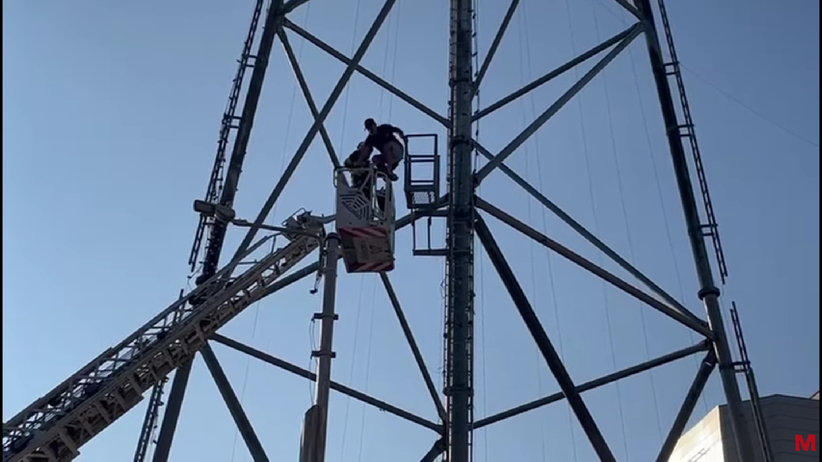 Bărbatul a fost convins de negociatori să coboare de pe nocturna stadionului din Liga 2 după 6 ore!