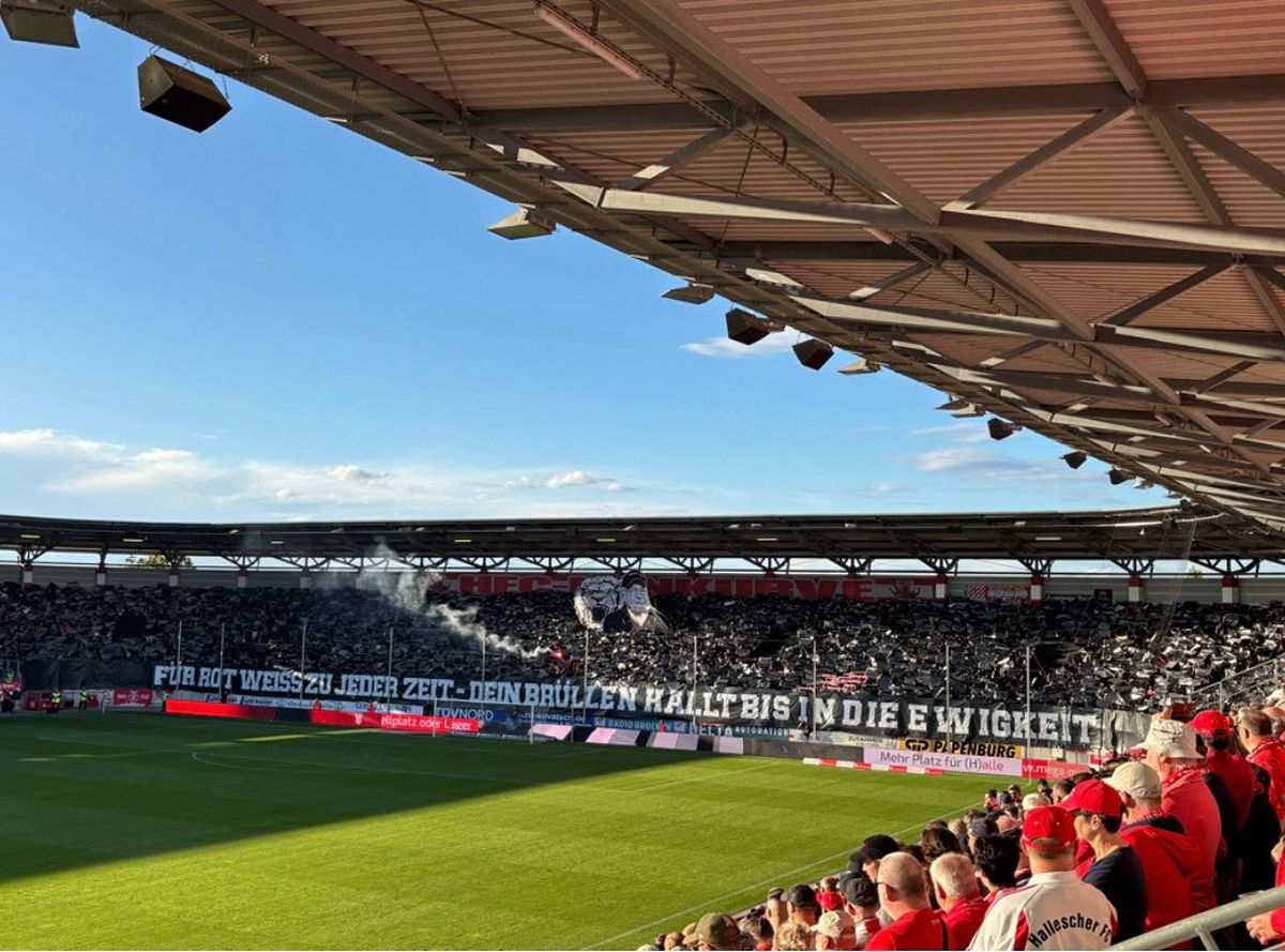 Haos la derby-ul din Germania » Ultrașii i-au atacat pe fotbaliști, poliția a intervenit și a urmat o bătaie generală