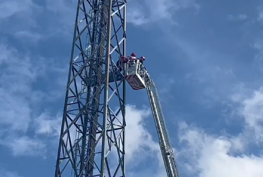 Un bărbat s-a urcat pe stâlpul de iluminat al arenei celor de la Ceahlăul Piatra Neamț. A fost convins să coboare abia după 6 ore.