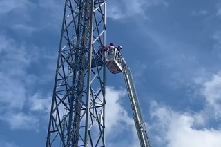 Bărbatul a fost convins de negociatori să coboare de pe nocturna stadionului din Liga 2 după 6 ore!