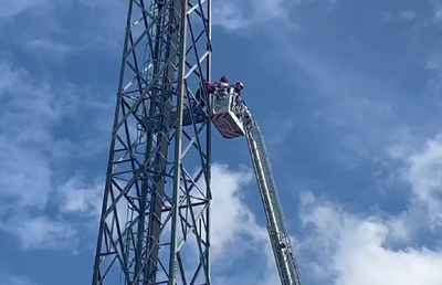 Bărbatul a fost convins de negociatori să coboare de pe nocturna stadionului din Liga 2 după 6 ore!