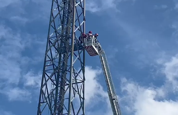 Bărbatul a fost convins de negociatori să coboare de pe nocturna stadionului din Liga 2 după 6 ore!