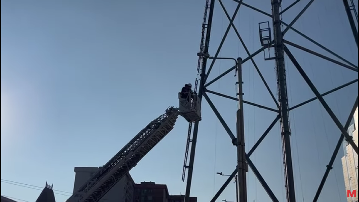 Bărbatul a fost convins de negociatori să coboare de pe nocturna stadionului din Liga 2 după 6 ore!