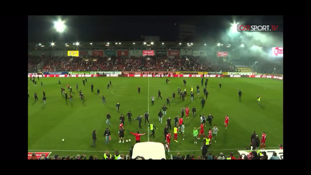 Haos la derby-ul din Germania » Ultrașii i-au atacat pe fotbaliști, poliția a intervenit și a urmat o bătaie generală