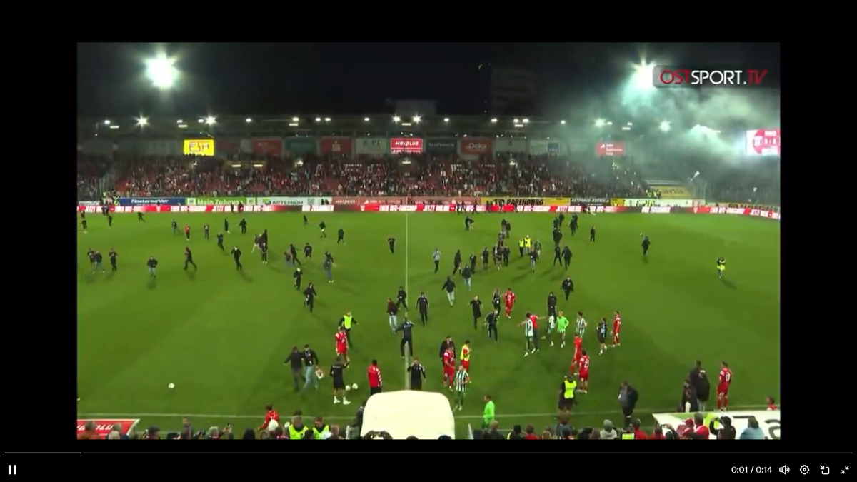 Haos la derby-ul din Germania » Ultrașii i-au atacat pe fotbaliști, poliția a intervenit și a urmat o bătaie generală