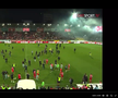 Haos la derby-ul din Germania » Ultrașii i-au atacat pe fotbaliști, poliția a intervenit și a urmat o bătaie generală