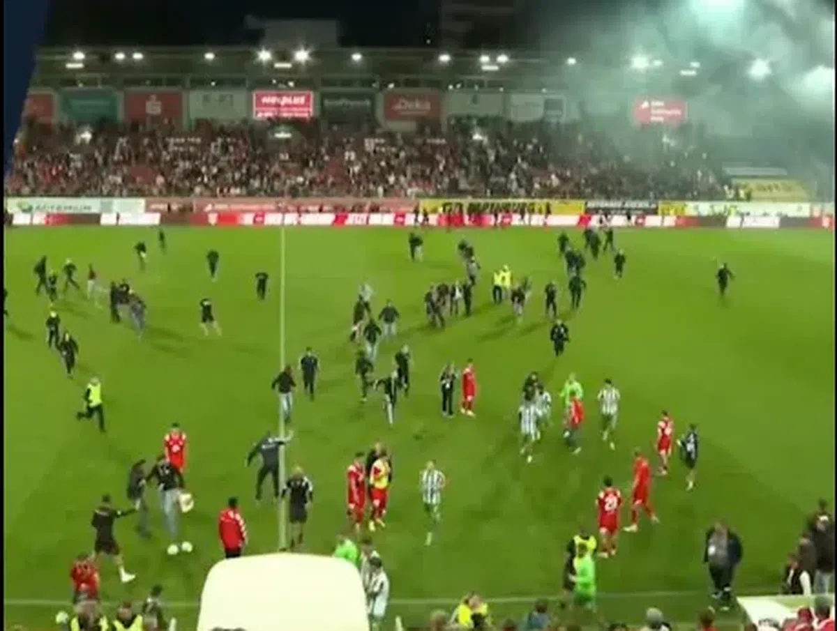 Haos la derby-ul din Germania » Ultrașii i-au atacat pe fotbaliști, poliția a intervenit și a urmat o bătaie generală