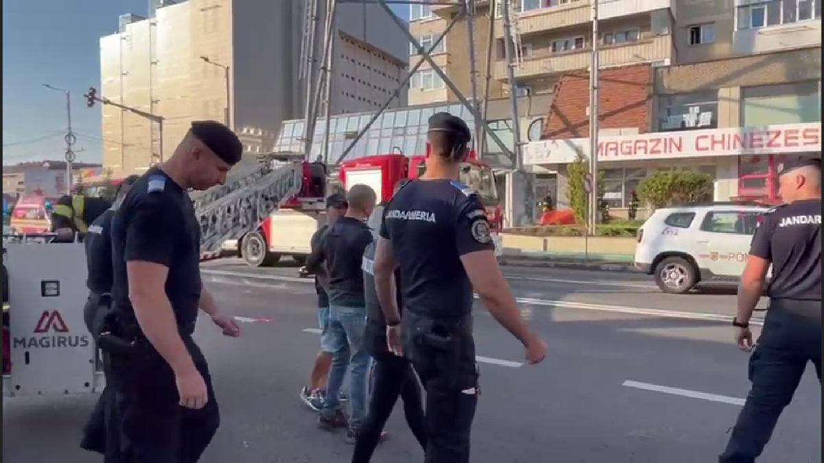 Bărbatul a fost convins de negociatori să coboare de pe nocturna stadionului din Liga 2 după 6 ore!