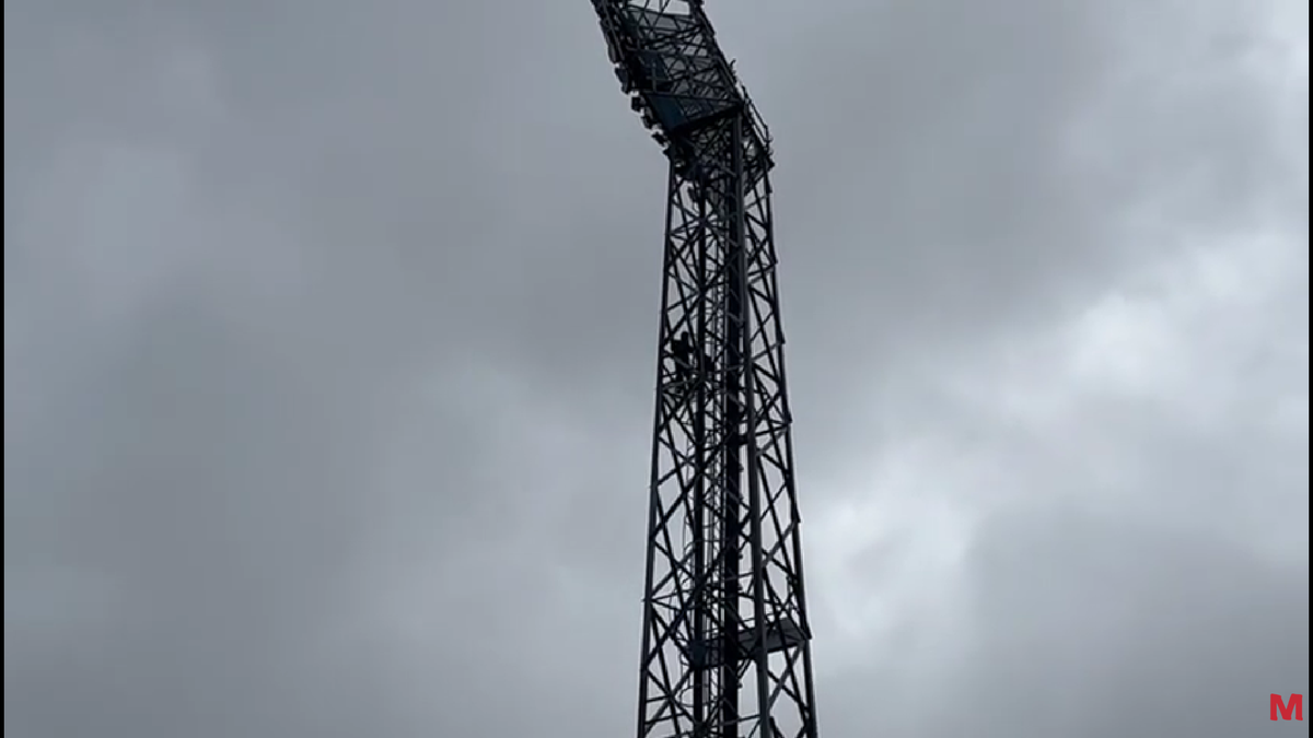 Bărbatul a fost convins de negociatori să coboare de pe nocturna stadionului din Liga 2 după 6 ore!