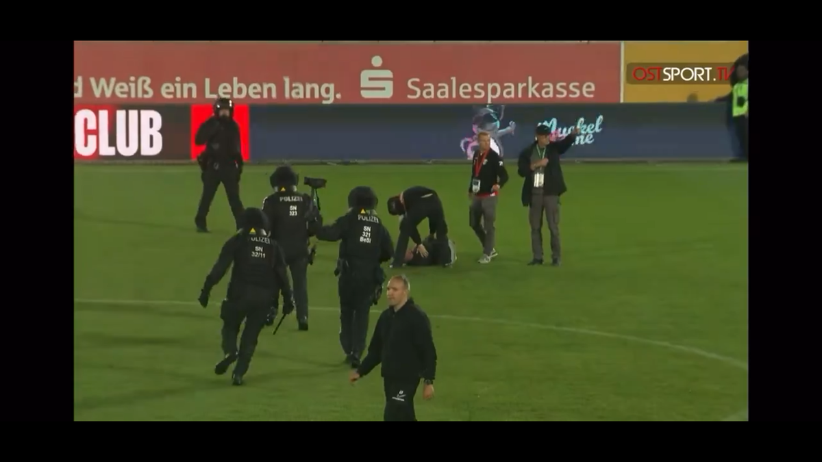 Haos la derby-ul din Germania » Ultrașii i-au atacat pe fotbaliști, poliția a intervenit și a urmat o bătaie generală