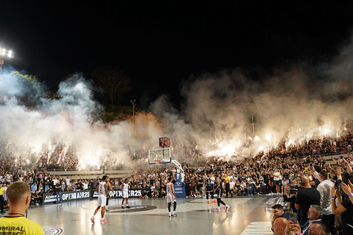 Fanii lui Partizan Belgrad nu se dezmint: torțe și atmosferă incredibilă în timpul unui meci disputat în aer liber, pe Stadionul Tasmajdan