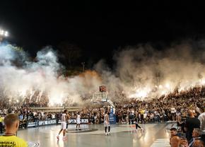 Fanii lui Partizan Belgrad nu se dezmint: torțe și atmosferă incredibilă în timpul unui meci disputat în aer liber, pe Stadionul Tasmajdan