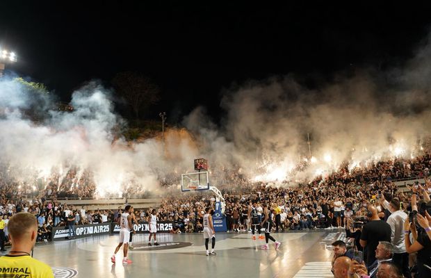 Fanii lui Partizan Belgrad nu se dezmint: torțe și atmosferă incredibilă în timpul unui meci disputat în aer liber, pe Stadionul Tasmajdan
