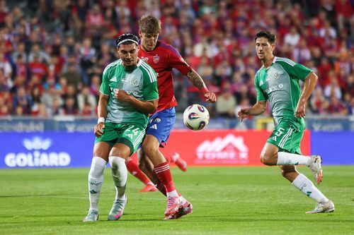 Lisav Naif Eissat, primul din stânga, în verde, în duelul european cu Rakow. Foto: Imago Images