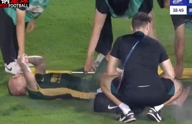 Alexandru Mitriță s-a accidentat în China: a urlat pe teren, și-a pus mâinile în cap și a ieșit cu targa