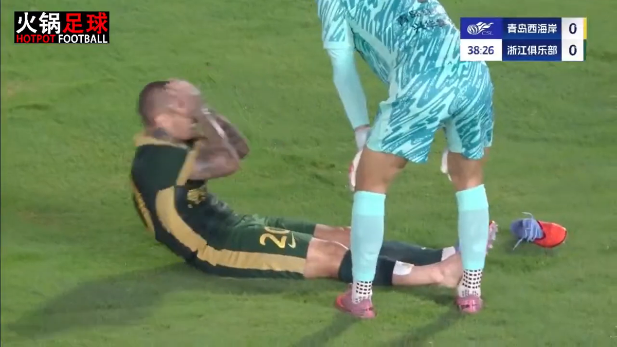 Alexandru Mitriță s-a accidentat în China: a urlat pe teren, și-a pus mâinile în cap și a ieșit cu targa