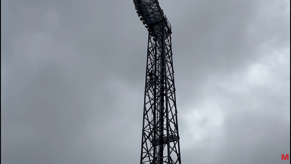 Bărbatul a fost convins de negociatori să coboare de pe nocturna stadionului din Liga 2 după 6 ore!