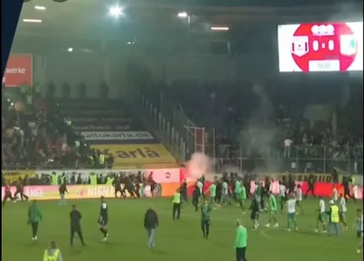 Haos la derby-ul din Germania » Ultrașii i-au atacat pe fotbaliști, poliția a intervenit și a urmat o bătaie generală