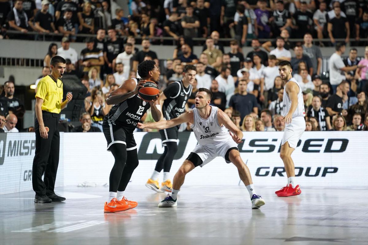 Fanii lui Partizan Belgrad nu se dezmint: torțe și atmosferă incredibilă în timpul unui meci disputat în aer liber, pe Stadionul Tasmajdan