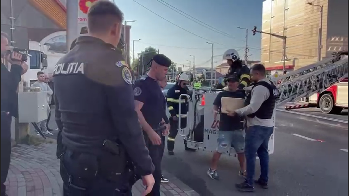 Bărbatul a fost convins de negociatori să coboare de pe nocturna stadionului din Liga 2 după 6 ore!