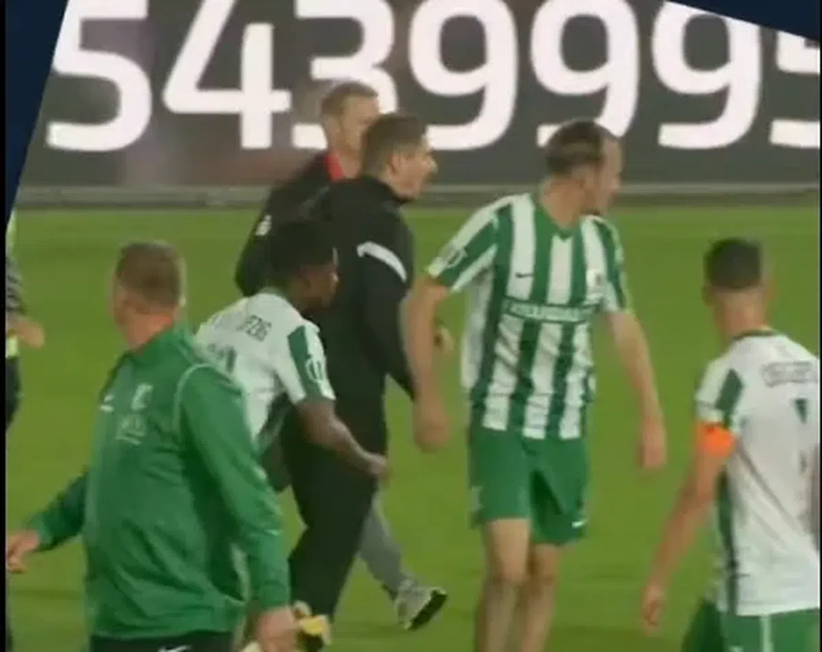 Haos la derby-ul din Germania » Ultrașii i-au atacat pe fotbaliști, poliția a intervenit și a urmat o bătaie generală