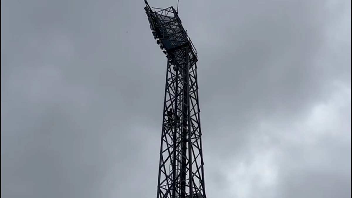 Bărbatul a fost convins de negociatori să coboare de pe nocturna stadionului din Liga 2 după 6 ore!