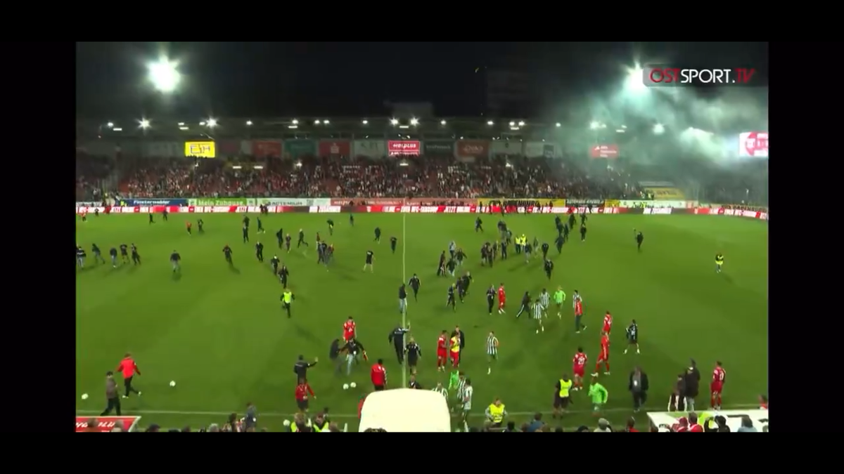 Haos la derby-ul din Germania » Ultrașii i-au atacat pe fotbaliști, poliția a intervenit și a urmat o bătaie generală