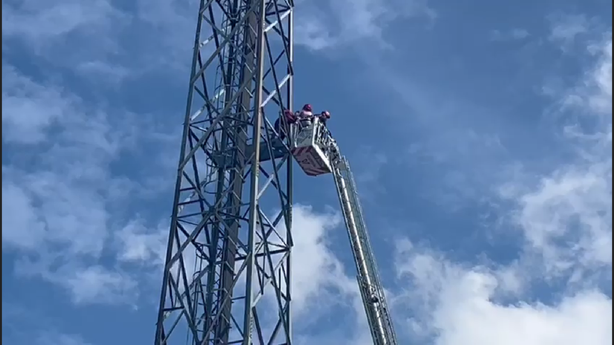 Bărbatul a fost convins de negociatori să coboare de pe nocturna stadionului din Liga 2 după 6 ore!