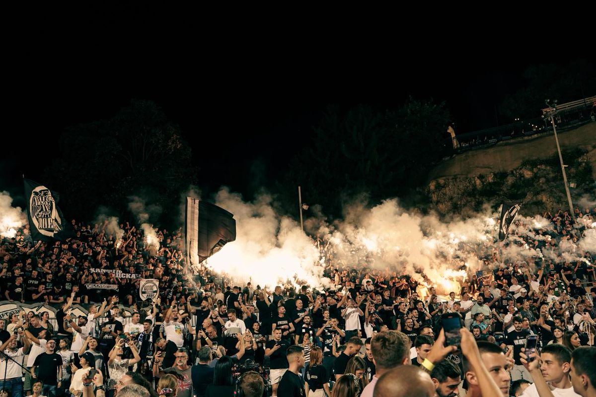 Fanii lui Partizan Belgrad nu se dezmint: torțe și atmosferă incredibilă în timpul unui meci disputat în aer liber, pe Stadionul Tasmajdan