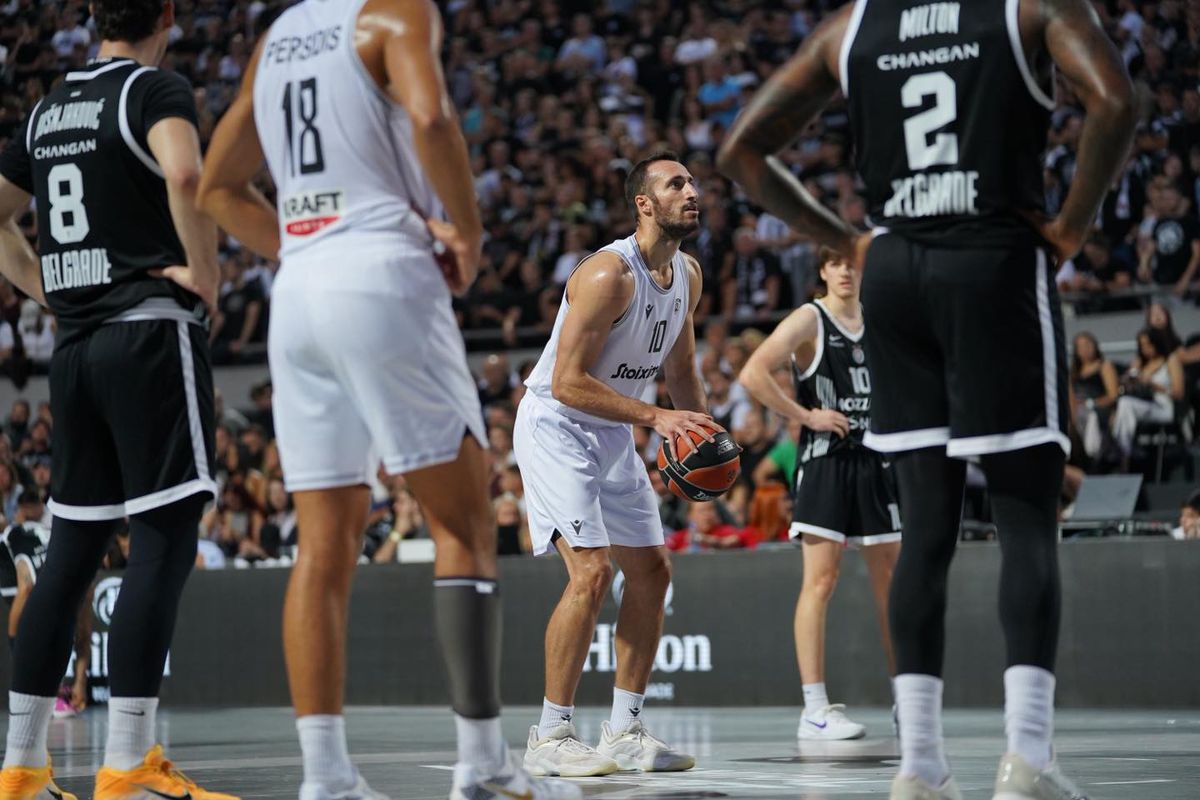 Fanii lui Partizan Belgrad nu se dezmint: torțe și atmosferă incredibilă în timpul unui meci disputat în aer liber, pe Stadionul Tasmajdan