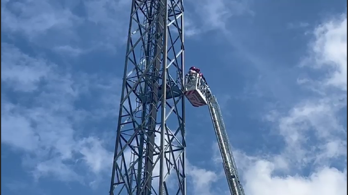 Bărbatul a fost convins de negociatori să coboare de pe nocturna stadionului din Liga 2 după 6 ore!