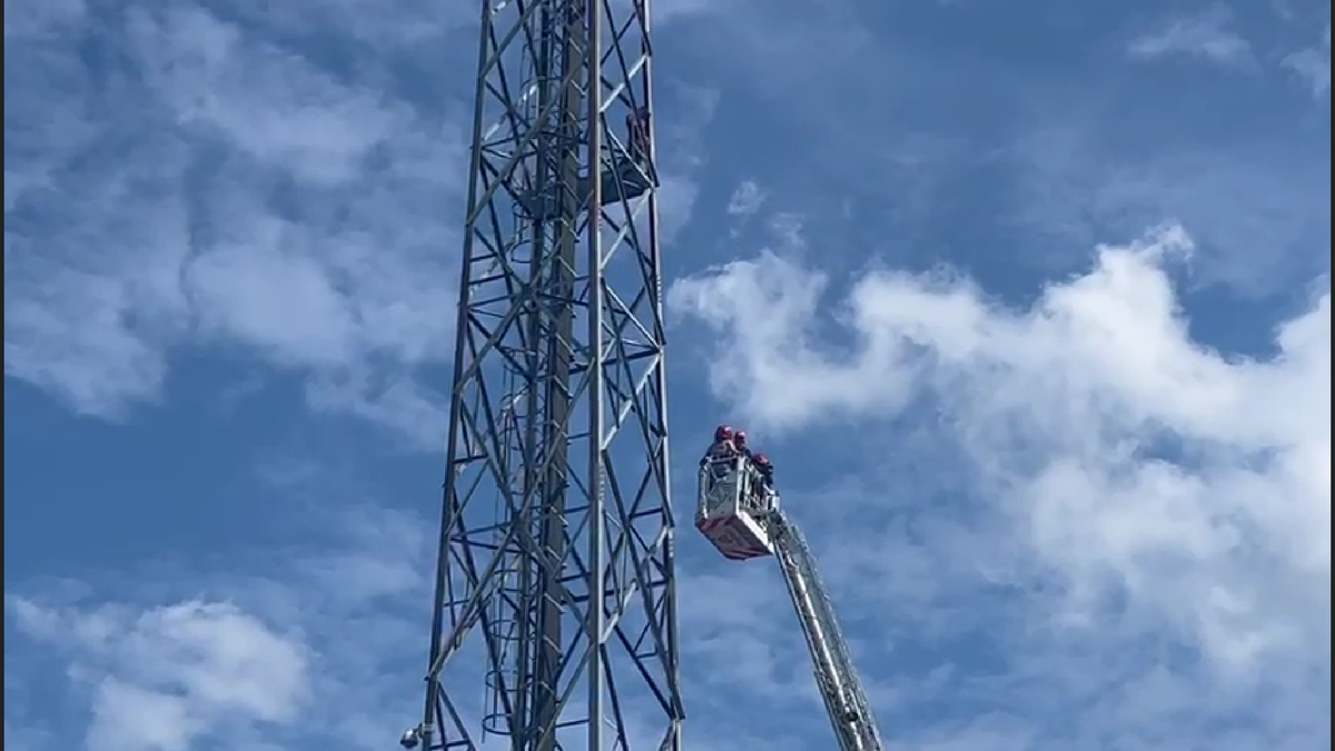 Bărbatul a fost convins de negociatori să coboare de pe nocturna stadionului din Liga 2 după 6 ore!