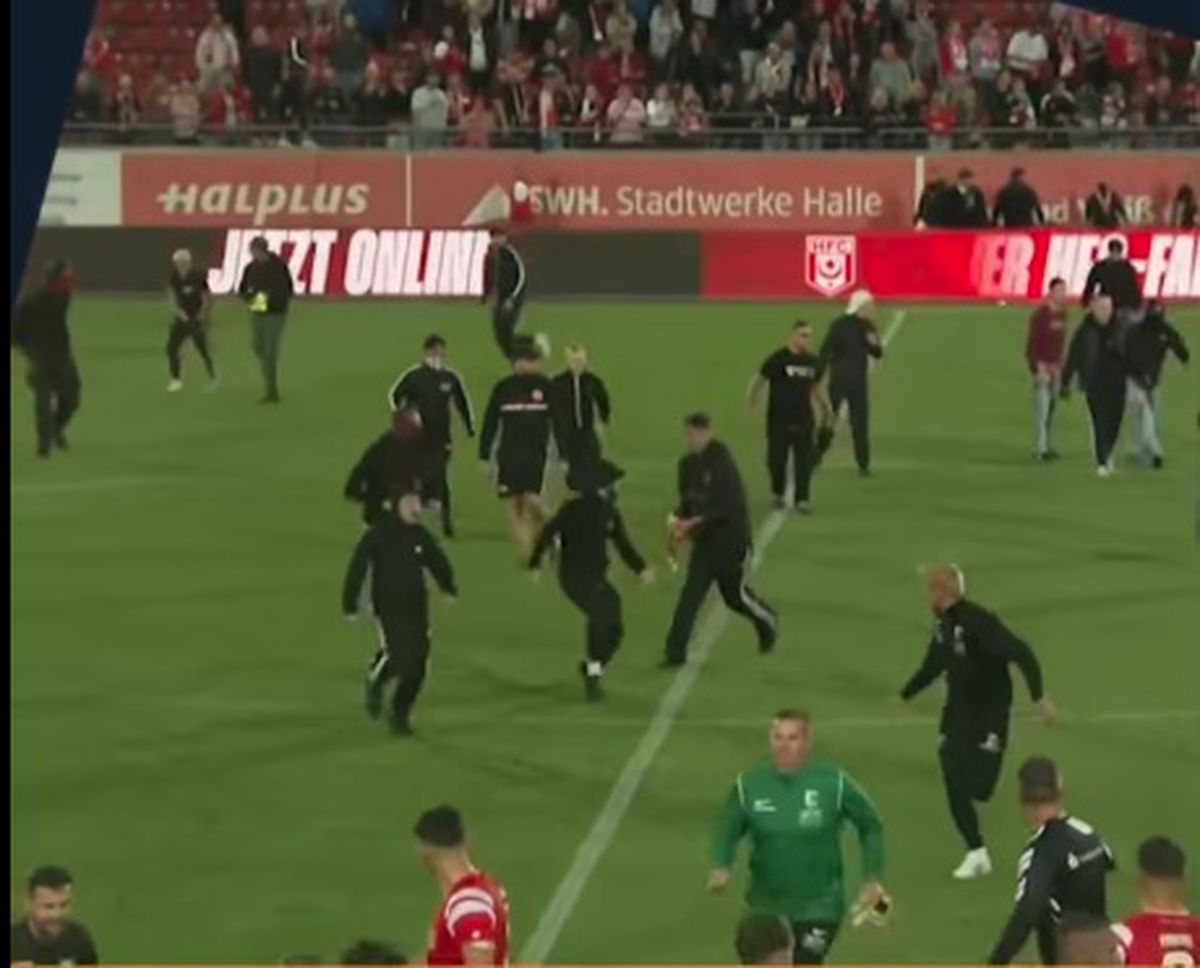 Haos la derby-ul din Germania » Ultrașii i-au atacat pe fotbaliști, poliția a intervenit și a urmat o bătaie generală