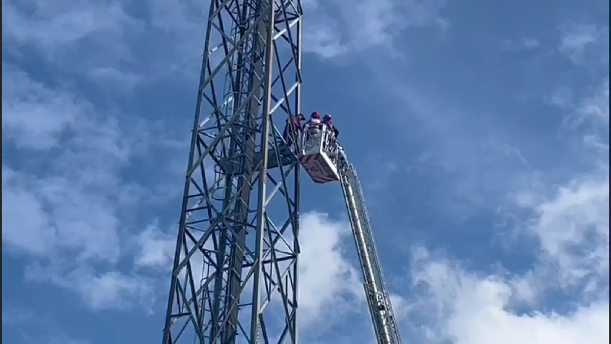 Bărbatul a fost convins de negociatori să coboare de pe nocturna stadionului din Liga 2 după 6 ore!